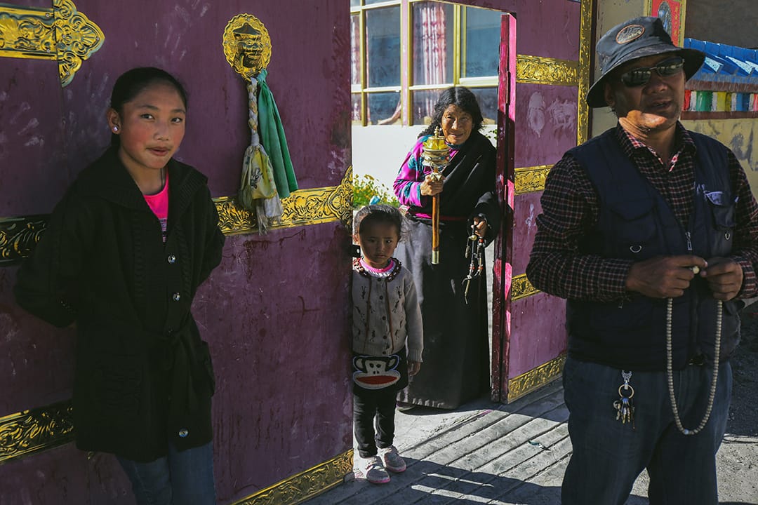 结古镇一个移民村内的村民。摄 : 王嘉豪/端传媒