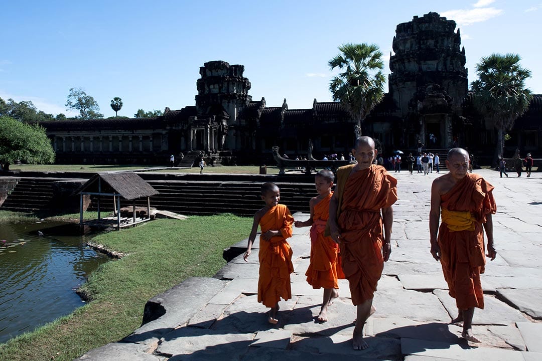 参观吴哥窟的僧侣。摄：樊素心/ 端传媒