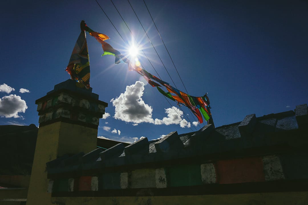 结古镇城西区附近一个移民村。摄 : 王嘉豪/端传媒