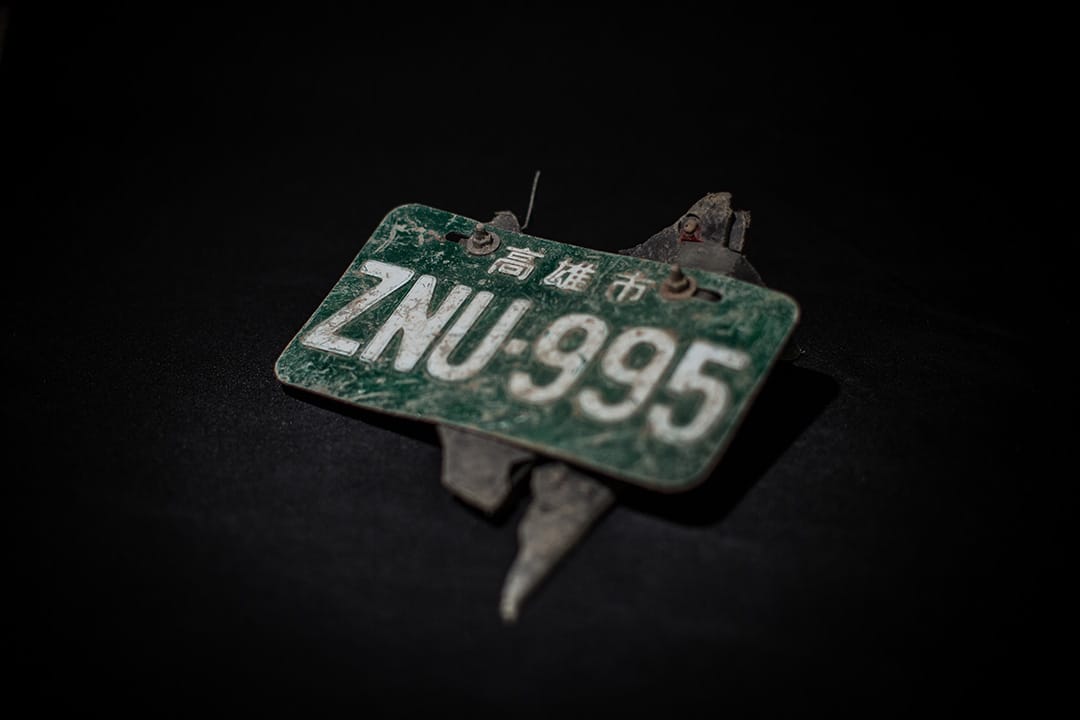 於臺南市永康區維冠金龍大樓倒塌事故現場，被搜救隊找獲的一個機車牌，找獲時間為2月13日下午17時。攝：Billy H.C. Kwok/端傳媒