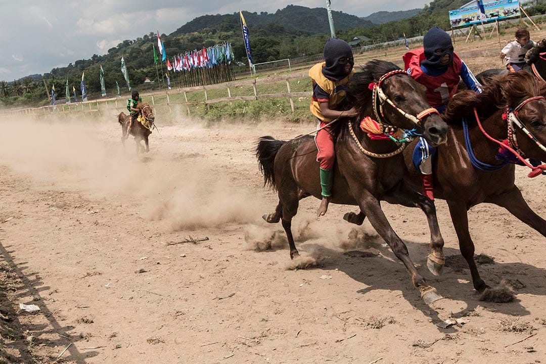 装备简陋的小骑师落力比赛。摄：Putu Sayoga