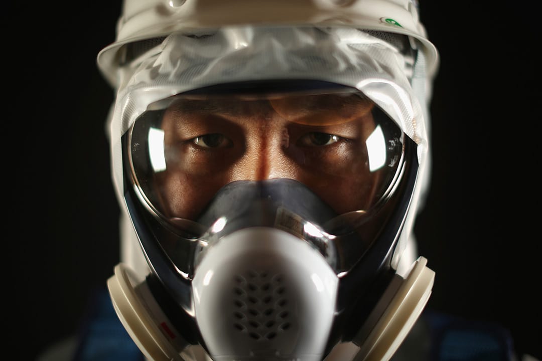 鹿岛建设的 Shinichi Koga，工作主要负责制作阻挡地下水从海洋流进发电厂的冰墙，他表示工作时要穿上大量保护装备丶要从多个组织授权方可工作和要遵守不少限制，都是困难的地方。摄:Christopher Furlong/GETTY