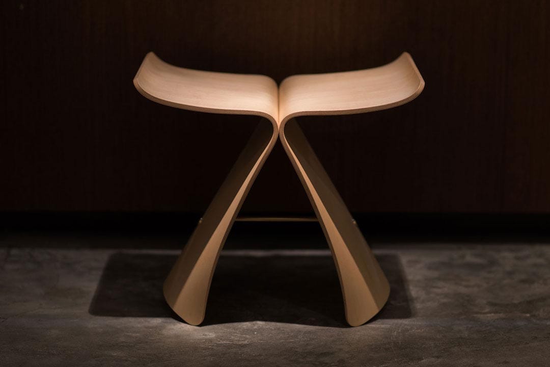 蝴蝶椅：最容易收藏在家中的博物馆经典，适合任何装修风格，胶合板材质轻巧，方便各处移动。（摄：Lit Ma / 端传媒）