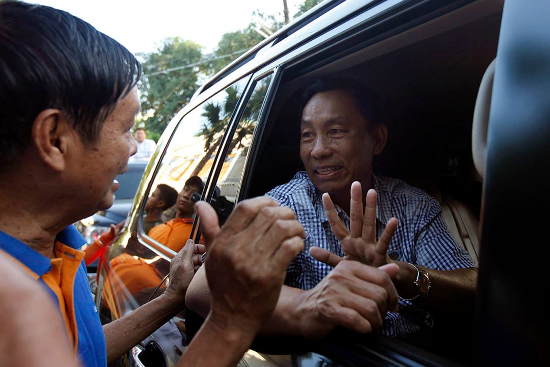2015年11月4日，缅甸，缅甸人民院议长瑞曼在大选前的拉票活动中向支持者挥手。摄：Aung Shine Oo