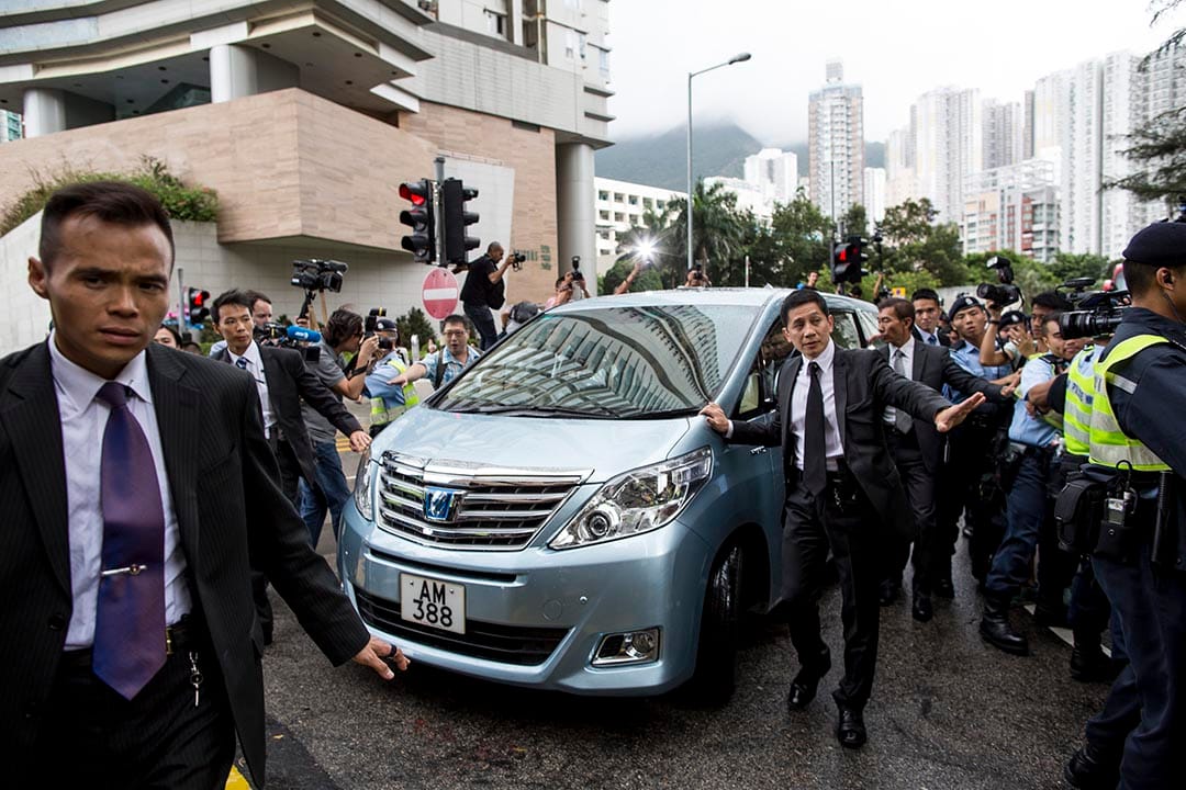 曾荫权乘坐七人车离开东区裁判法院。摄：Anthony Kwan/ 端傳媒