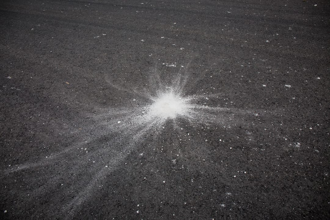 不明化學物佈滿馬路，該馬路離爆炸現場不足一公里。