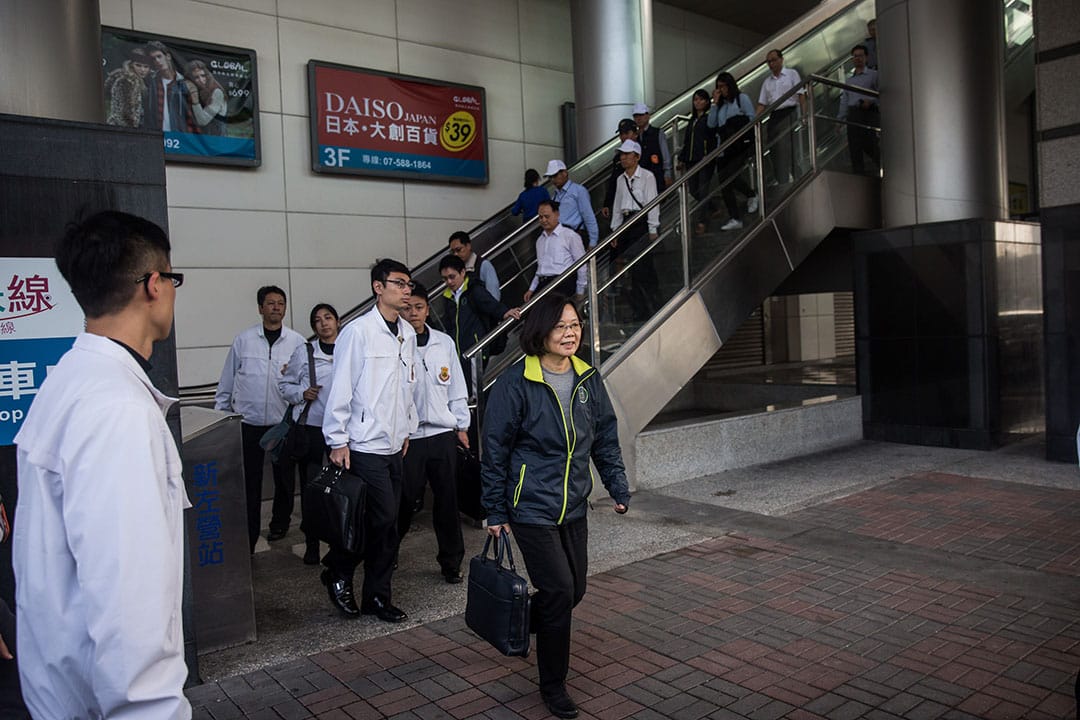 乘坐高鐵抵達高雄後，蔡英文在保安員陪同下步出高鐵站。攝：Billy H.C. Kwok/端傳媒