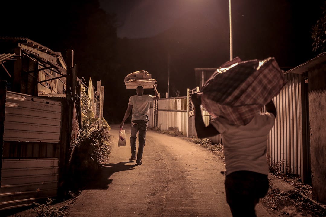 2014年，一位难民在晚上搬离家中，那天他接获一个第三国家接收的消息。摄: Billy H.C. Kwok/ 端传媒