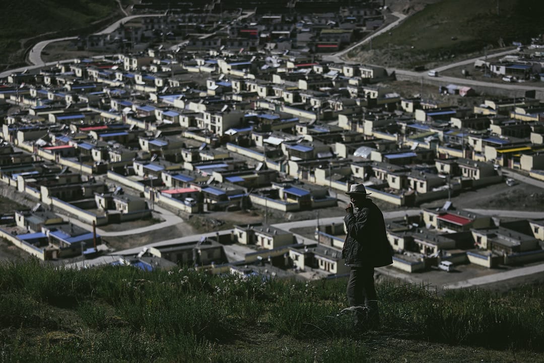 结古镇城西區附近一個移民村。摄 : 王嘉豪/端传媒