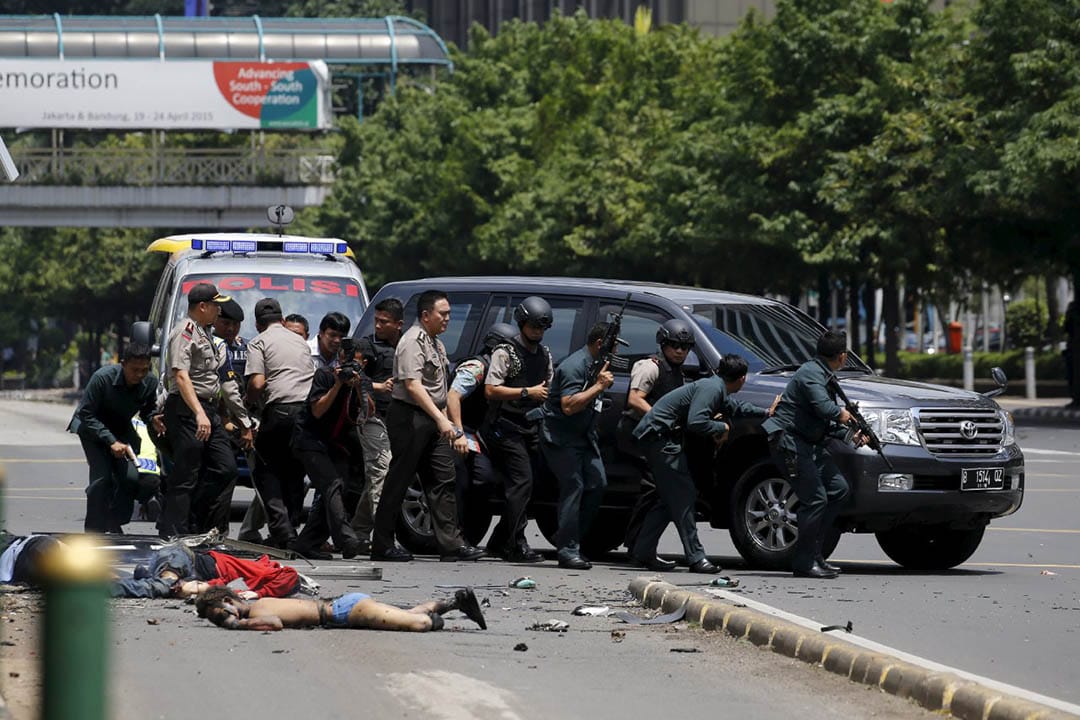 2016年1月14日，印尼时间约中午，首都雅加达一个商场发生爆炸，案发地点在联合国办公室及总统府附近。消息指，现场发生七次爆炸，期后警匪驳火，据报有大约10至14名枪手，伤者包括一名警察。摄：Beawiharta/REUTERS