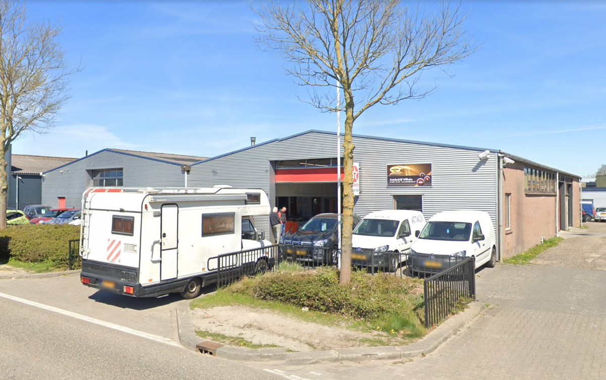 Brand bij autobedrijf in Schagen, asbest vrijgekomen