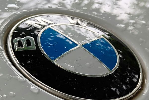 'BMW zet agentuurmodel door'