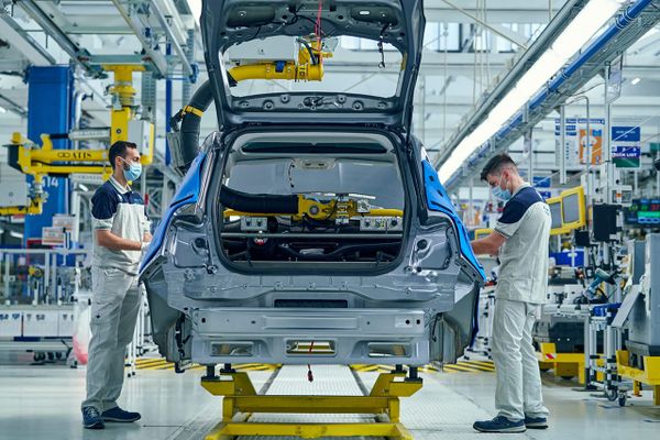Stellantis-ceo Filosa gaat investeren in Italiaanse fabriek, ondanks overcapaciteit