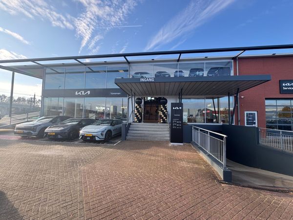 Precies een jaar na de verwoestende brand: Frank Vaneman heropent Kia Hoofddorp