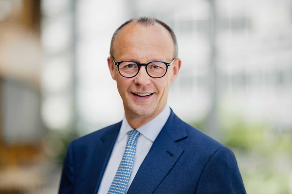 Merz wil herziening EU-verbod op verbrandingsmotor in auto's