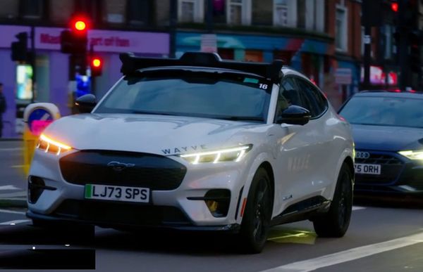 Mercedes, Nissan en Stellantis werken samen in Wayve aan autonoom rijden
