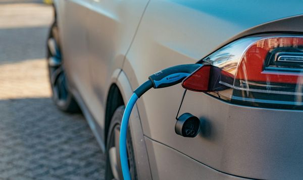 Verkoop gebruikte elektrische auto’s bijna verdubbeld in maart