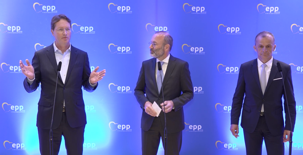 De Europese Volkspartij (EPP) zoekt steun voor verdere afzwakking verbod op verbrandingsmotor