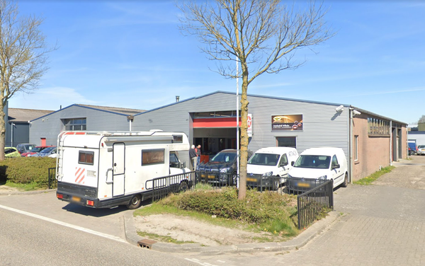 Brand bij autobedrijf in Schagen, asbest vrijgekomen