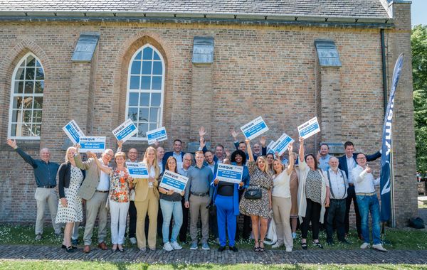Amega doneert prijzengeld van dealeronderscheidingen aan twaalf goede doelen