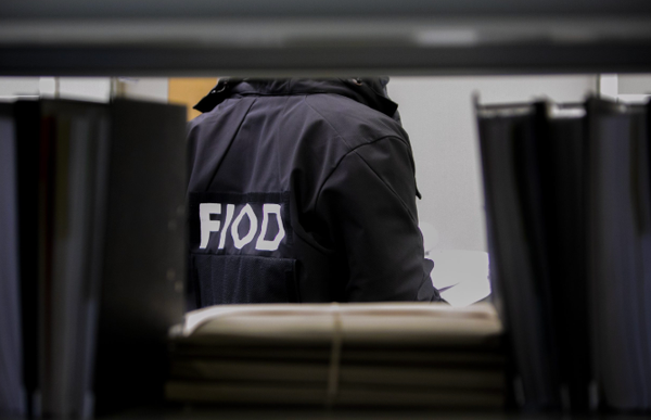 FIOD houdt twee verdachten aan in onderzoek naar vervalste inkoopfacturen voor autokatalysatoren