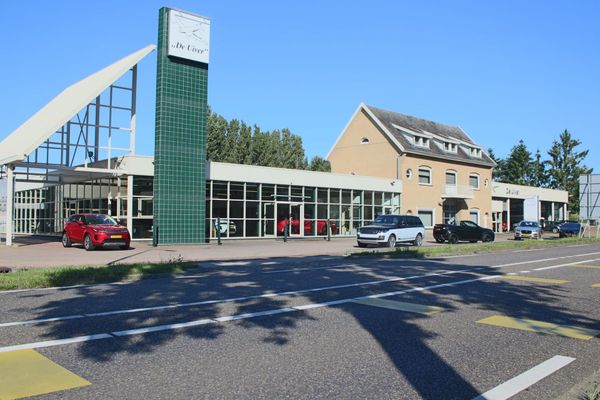 Ruziezoeker rijdt de gevel binnen bij JLR-specialist De Uiver: op zoek naar de huurder