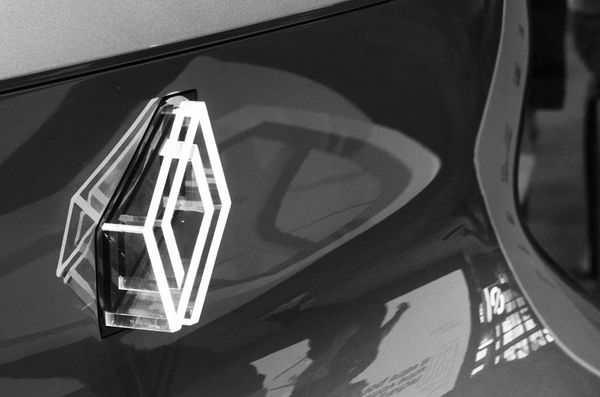 Renault Group verkoopt eerste halfjaar licht minder auto's, elektrificatie neemt toe