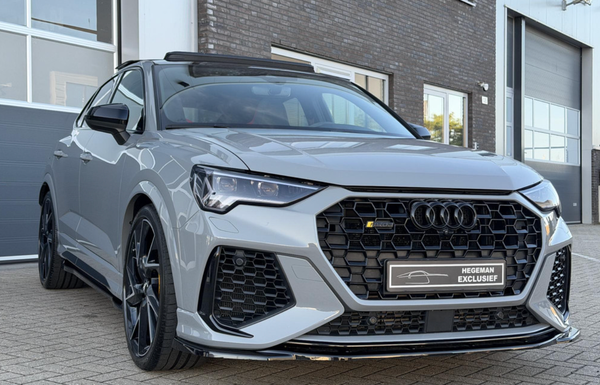 Autodieven rammen roldeur autobedrijf en stelen twee Audi's RS3