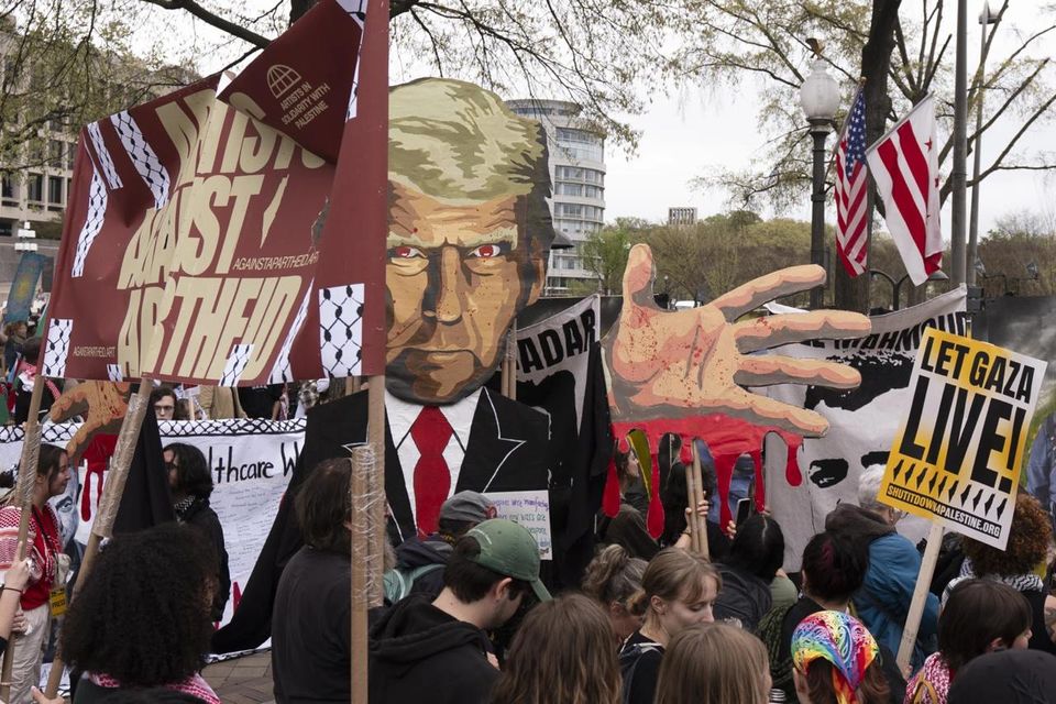 世界苦茶04月06日新闻 | 24条 | 美国数十城市数万人举办反特朗普集会