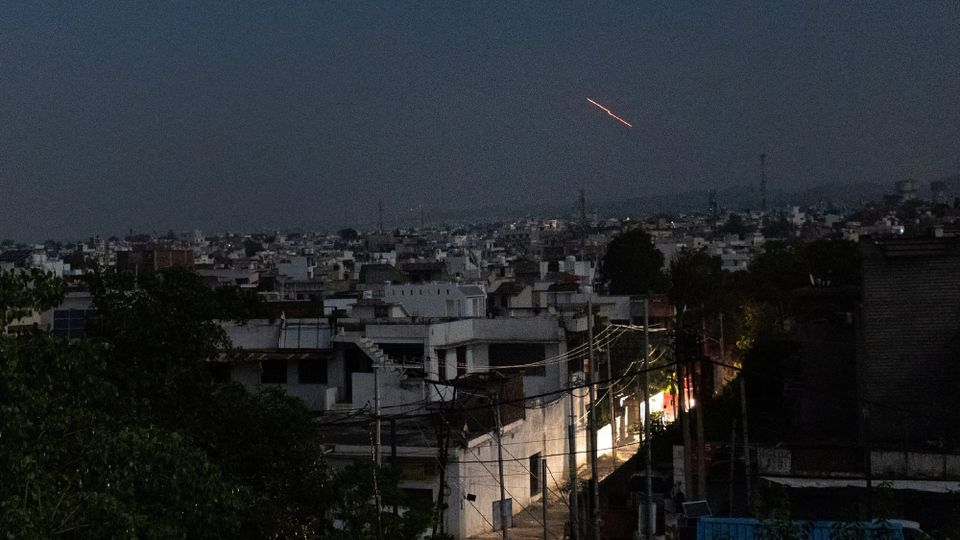 世界苦茶05月10日新闻 | 50条 | 印巴冲突升级到双方攻击对方正规军基地程度