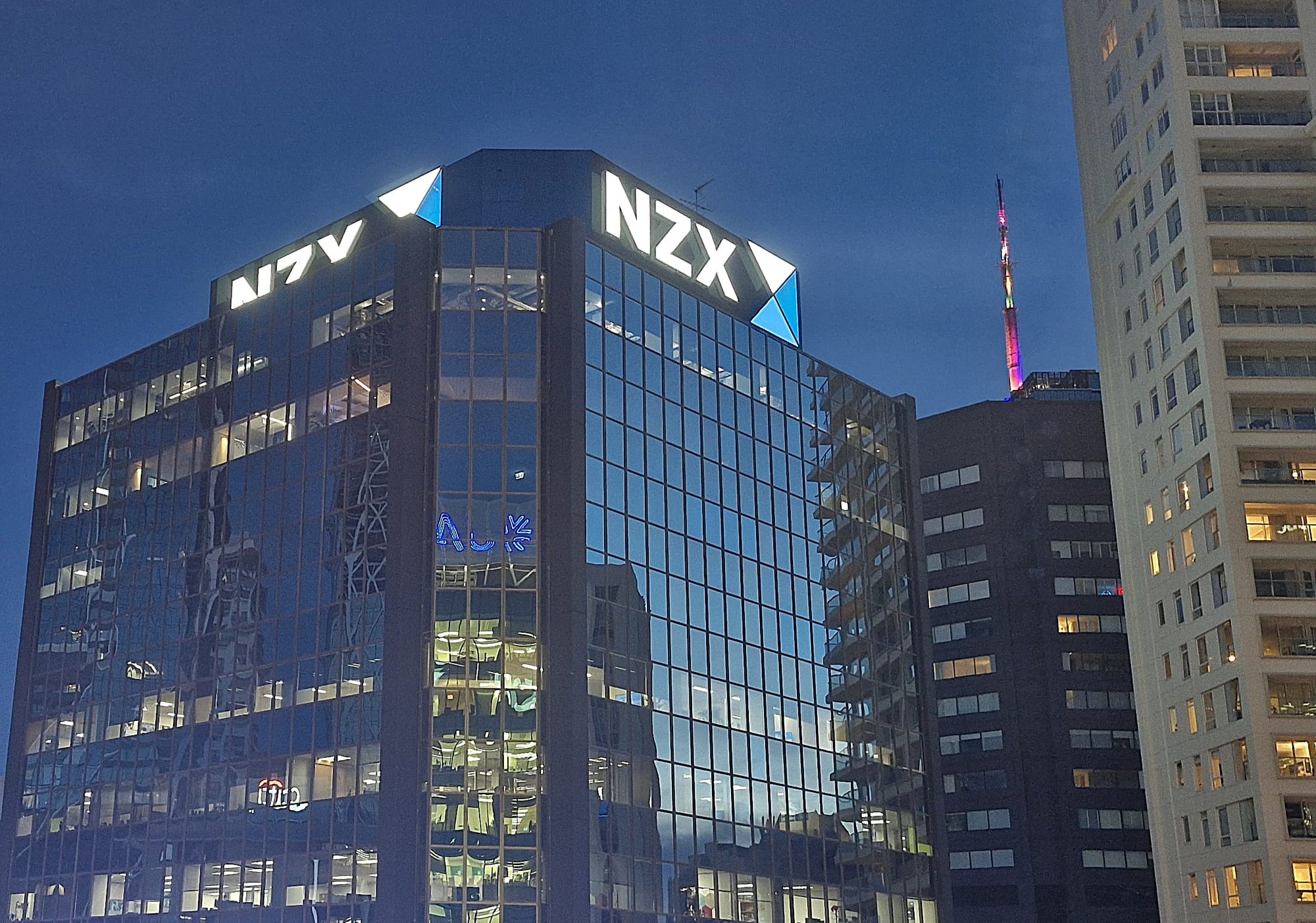 Mobil gets quiet scolding over info disclosure; NZX50 rallies