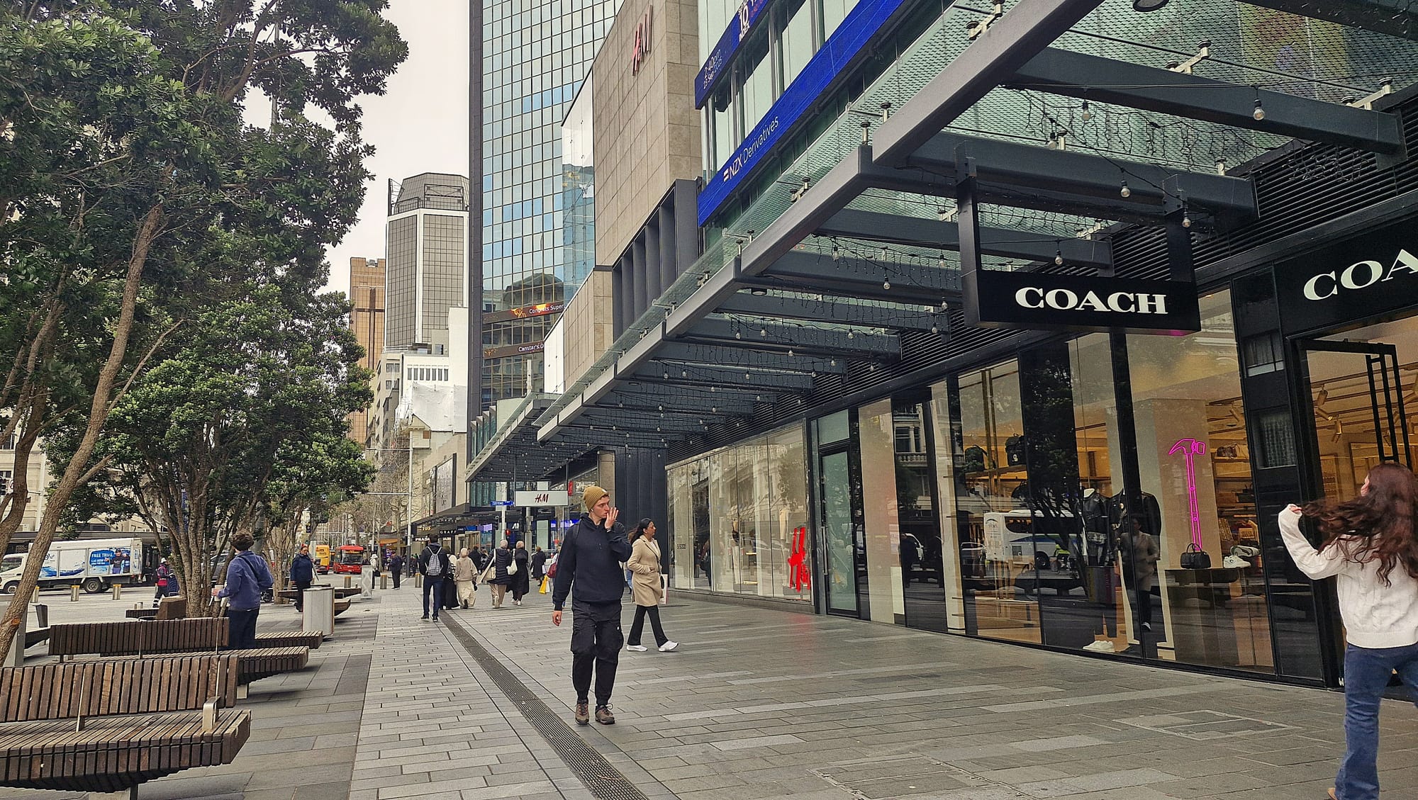 Retailers Briscoe, Hallenstein shrug off Warehouse woes as NZX50 gains