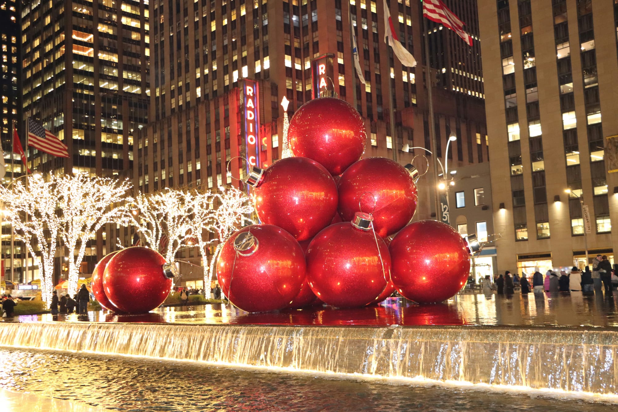 Mixed lead for short Christmas eve trading