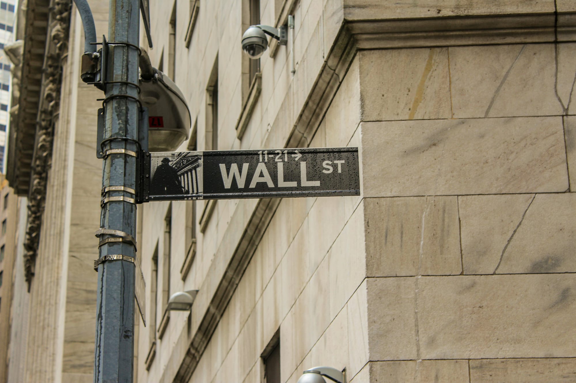 Wall St wavers as Trump gives mixed Iran message