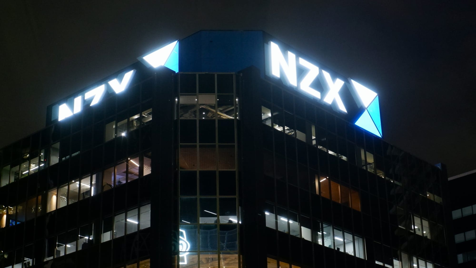 NZX 50 falls as gentailers slide; KMD drops on soft outlook