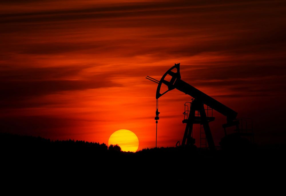 Oil extends decline; investors move out of chip stocks post image