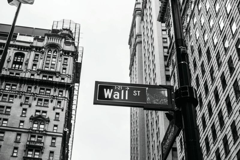 Wall Street falters as banks kick off earnings season post image