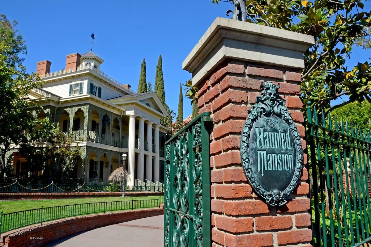 haunted mansion at disneyland
