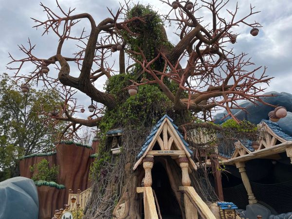 Disneyland's Chip 'n Dale Tree House and Acorn Crawl