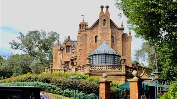 Magic Kingdom vs. Disneyland: Which Haunted Mansion is Better?