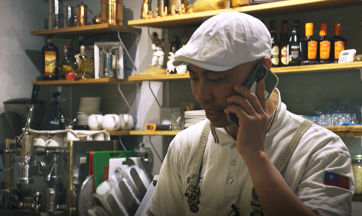 CURA PIZZA 的張老闆申辦「行動市話－一號四響 + 」方案，將來電的客戶以「訂餐」和「訂位」分流，有效掌握商機。