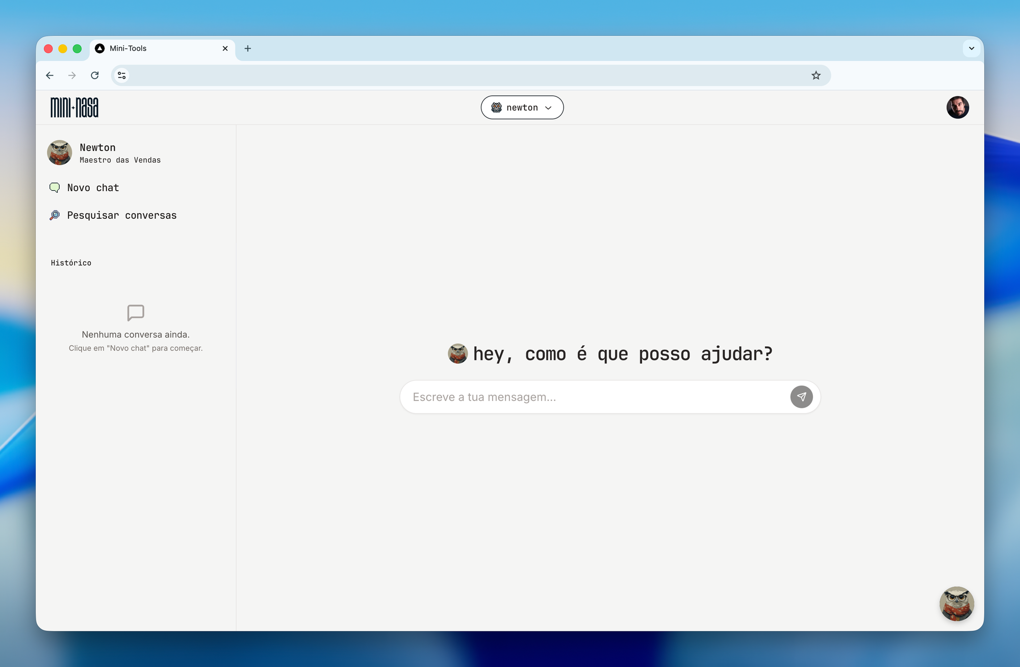 Interface de chat de IA com um avatar de mocho chamado Newton, representando um assistente de suporte personalizado.