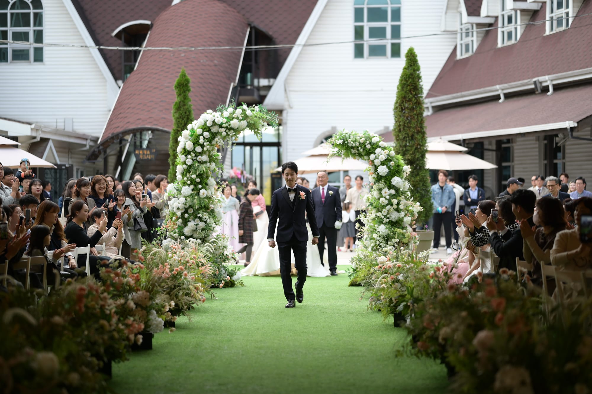 인물이 어두운 대신 배경이 날아가지 않은 사진