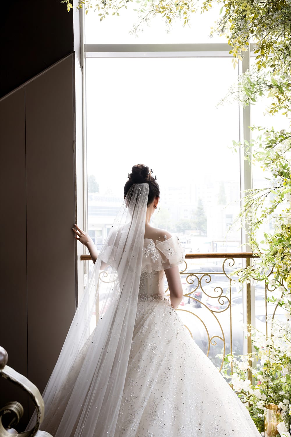 세컨드페이지 창문 앞의 신부님