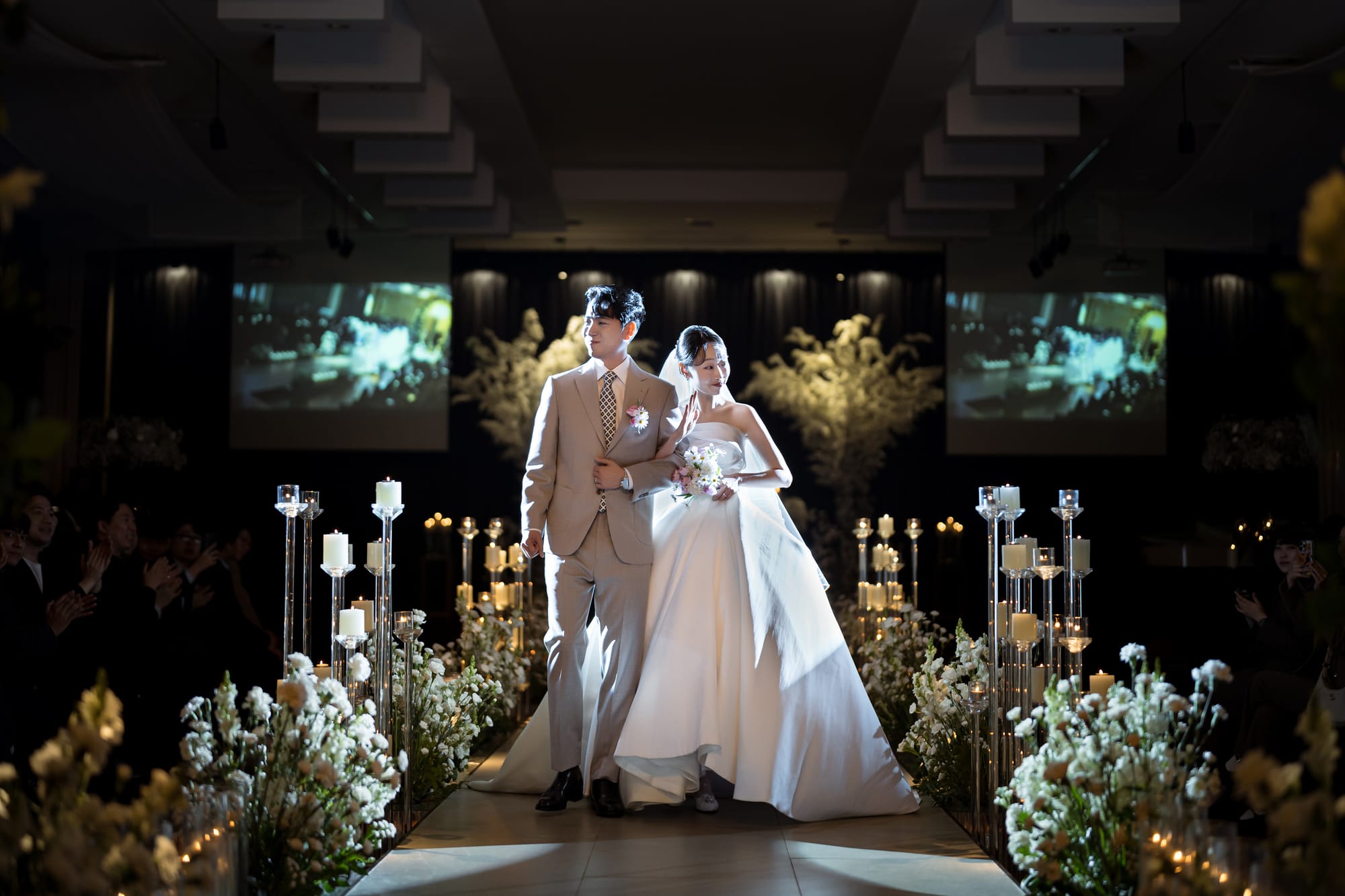 세컨드페이지 행진하는 신랑신부 사진