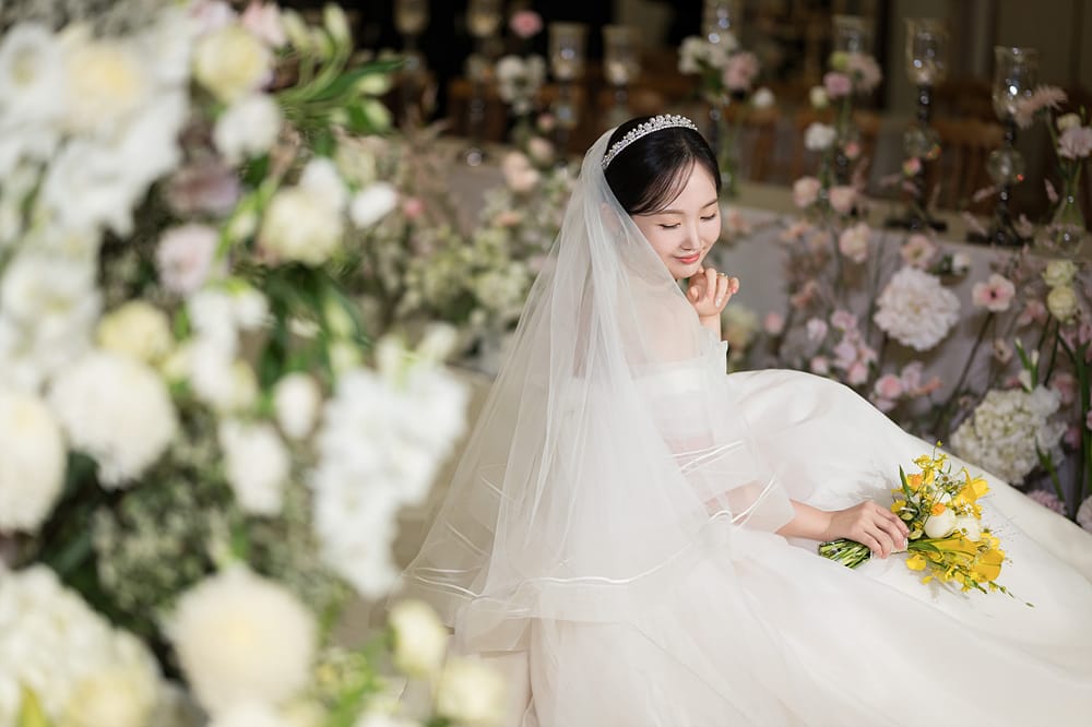 웨딩드레스를 입은 신부님의 연출사진