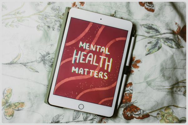 Digital Detox: Why Your Brain Needs a Break from Screens (and How to Do It Without Missing Out)