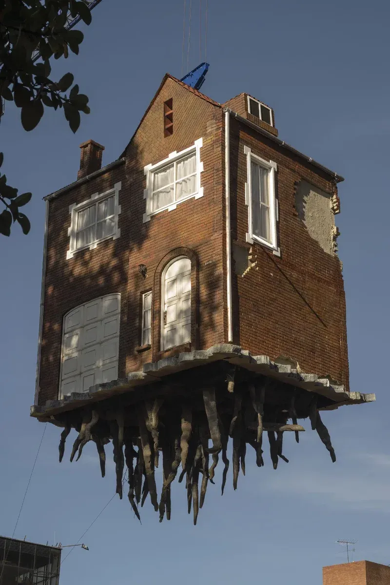 Leandro Erlich. Pulled by the Roots.