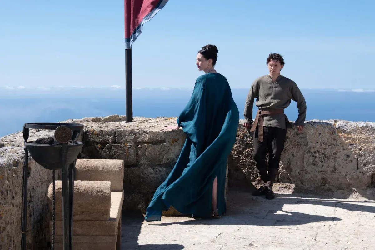 Christopher Nolan. The Odyssey. 2026. Penelope (Anne Hathaway) & Telemaque (Tom Holland).