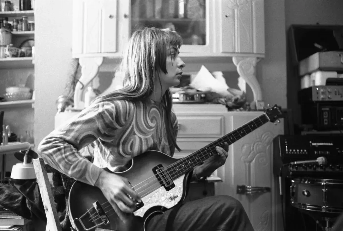 Catherine Ringzer jouant de la guitare électrique